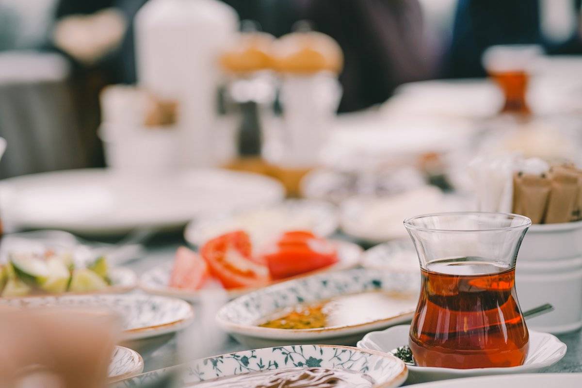 İnce belli bardakta çay ve kahvaltı tabakları